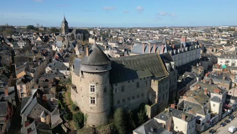 Castillo-De-Laval-Y-Casas-Tradicionales-En-El-Centro-De-La-Ciudad,-Departamento-De-Mayenne,-Francia