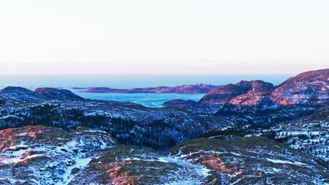 Vasto-Paisaje-De-Montañas-Cubiertas-De-Nieve-Al-Atardecer-Cerca-De-Bessaker,-Noruega
