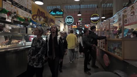 Heterogenes-Publikum-Kauft-Im-Grand-Central-Market-In-Der-Innenstadt-Von-Los-Angeles-Ein,-POV