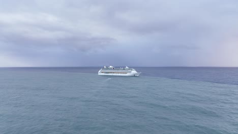 Isoliertes-Kreuzfahrtschiff-Der-Royal-Caribbean,-Das-Im-Offenen-Ozean-Navigiert