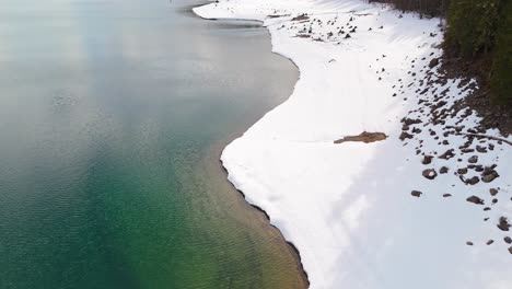 Imágenes-Impresionantes-Del-Lago-Kachess-Con-Nieve-En-El-Estado-De-Washington.
