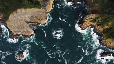 Olas-Del-Océano-Pacífico-Rompiendo-En-Las-Rocas-Frente-A-La-Costa-De-Oregon