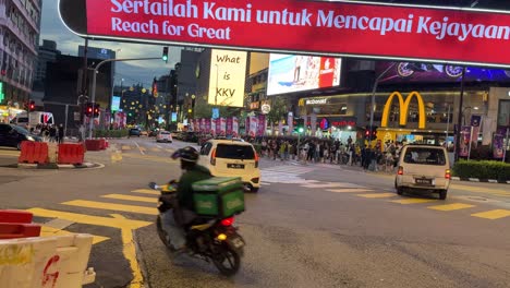 Kuala-Lumpur-Bukit-Bintang-Hauptkreuzung-Autos-Fahren-Nachts-Vorbei,-Malaysia