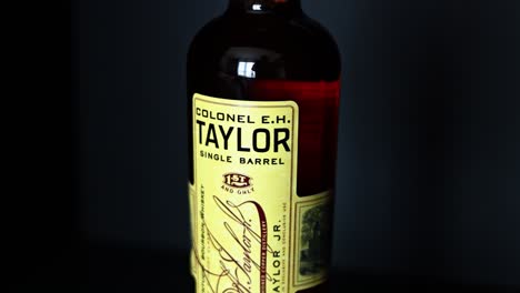 Helle-Flasche-EH-Taylor-Single-Barrel-Straight-Kentucky-Whiskey-Im-Sonnenlicht-Mit-Einem-Dunkelschwarzen-Hintergrund,-Trennung-Von-Der-Buffalo-Trace-Distillery-In-Frankfort,-Kentucky,-Bourbon-Trail