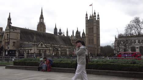 La-Plaza-Del-Parlamento-Mira-Hacia-Las-Casas-Del-Parlamento-En-Westminster,-Londres.