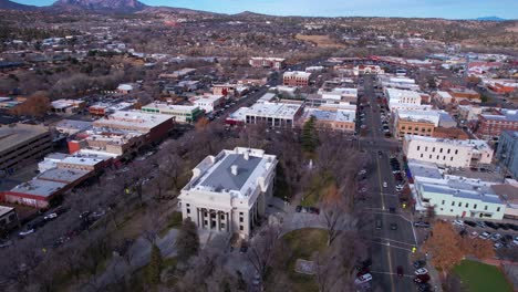 Vista-Aérea-Del-Edificio-Del-Juzgado-De-Yavapai-Y-De-La-Plaza-En-El-Centro-De-Prescott,-Arizona,-EE.UU.