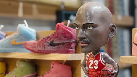 Sportfigurenkerze-Mit-Sneaker-Motiven-Im-La-Candela-Shop,-Venedig