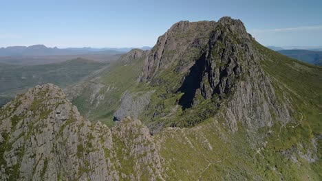 Parallaxenaufnahme-Aus-Der-Luft-Von-Grünen-Hügeln-Am-Nachmittag