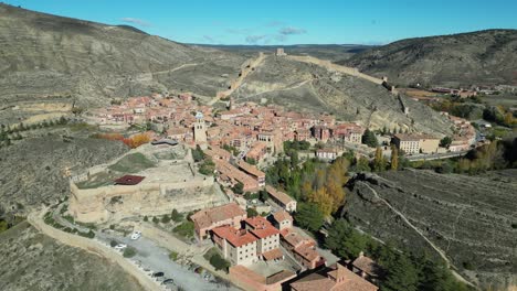 Pueblo-De-Albarracín,-Fortaleza-Y-Murallas-De-La-Ciudad-En-Teruel,-Aragón,-España---Aérea-4K