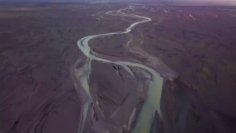 Río-Glacial-Trenzado-Que-Fluye-A-Través-Del-Paisaje-Inhóspito-De-Islandia