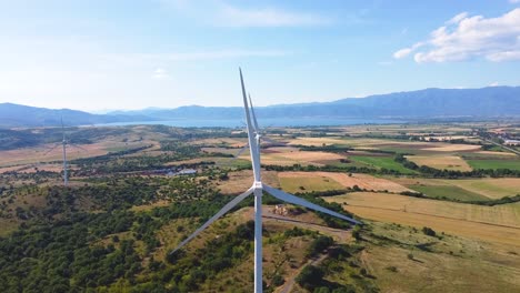 Toma-Aérea-De-Una-Grúa-De-Turbinas-Eólicas-En-Doirani-Kilkis,-Grecia,-Impacto-Ambiental-De-La-Energía-Sostenible.