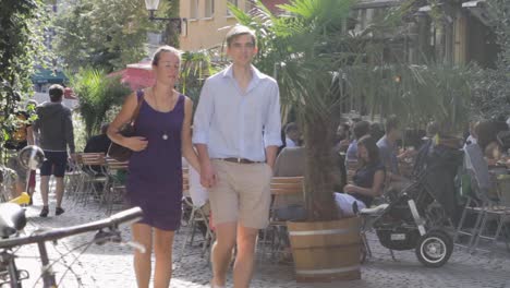 Caféterrasse-Voller-Menschen-An-Einem-Sonnigen-Tag,-Städtische-Umgebung-Mit-Fahrrädern-Im-Vordergrund