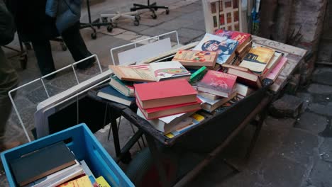 Verschiedene-Bücher-Im-Venezianischen-Stand-In-Der-Biblioteca-Acqua-Alta,-Italien