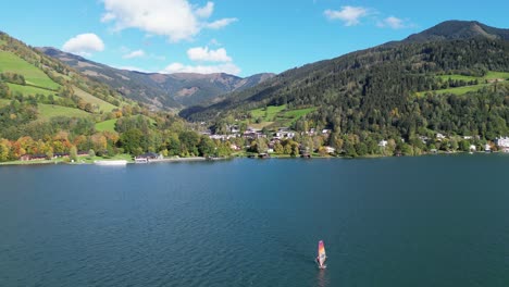 Windsurfista-En-El-Lago-Zeller-Ver-Durante-El-Verano-En-Zell-Am-See,-Austria---4k-Aéreo