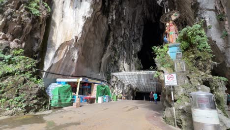 Betreten-Der-Batu-Höhlen,-Hindutempel-In-Kuala-Lumpur,-Malaysia,-Tempelhöhle