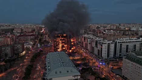 Brennendes-Gebäude-In-Valencia-Per-Drohne-Gefilmt