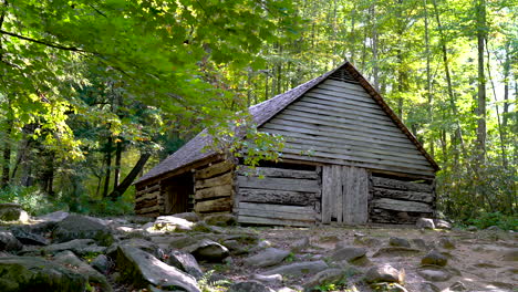 Granero-Antiguo-De-Cabaña-De-Troncos-En-El-Bosque