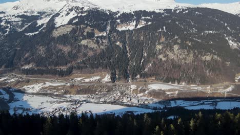 Aéreo:-Panorama-Montañoso-Panorámico-De-Davos,-Suiza
