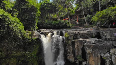 Malerischer-Tegenungan-Wasserfall-Auf-Bali,-Indonesien-–-Luftaufnahme-Einer-Drohne