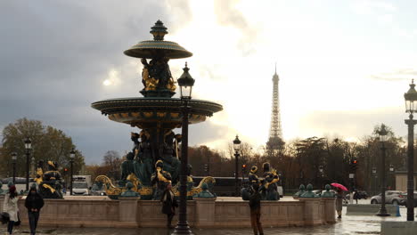 Frau-Fotografiert-Bei-Sonnenuntergang-Am-Monumentalen-Brunnen-Auf-Dem-Place-De-La-Concorde-In-Paris,-Frankreich