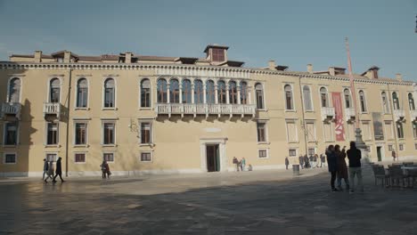 Elegante-Palacio-Veneciano-Loredan-En-La-Soleada-Plaza-Campo-Santo-Stefano