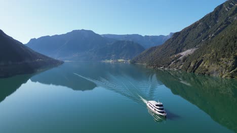 Barco-De-Crucero-Navega-En-El-Lago-Achensee-En-Tirol,-Austria---Antena-4k-Hacia-Atrás