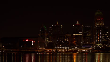 Horizonte-De-Louisville,-Kentucky-Con-El-Río-Ohio-Por-La-Noche-Con-Una-Panorámica-Amplia-De-Izquierda-A-Derecha