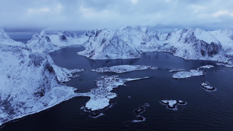 Vista-Aérea-Del-Hermoso-Paisaje-De-La-Montaña-Nevada-De-Noruega-Durante-El-Invierno