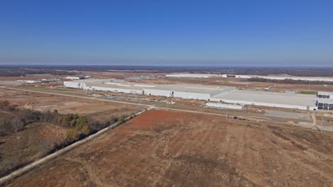 Aerial-reveal-of-Ford's-Megacampus-BlueOval-City,-showcasing-the-facilities'-scale-at-Stanton,-Tennessee