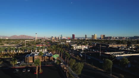 Las-Vegas-Nv-Usa,-El-Centro-Y-El-Paisaje-Urbano-Desde-El-Lado-Oeste-Y-El-Tráfico-En-La-Avenida-Sahara,-Vista-Aérea