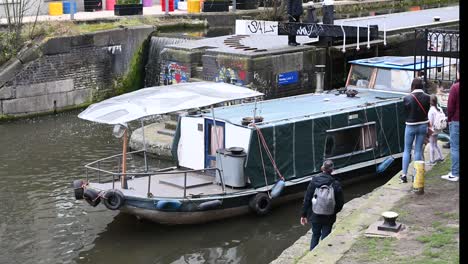 Through-the-Camden-Lock,-London,-United-Kingdom