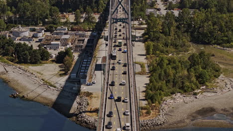 Vancouver,-BC,-Kanada,-Luftaufnahme-V103,-Vergrößerte-Vogelperspektive,-Überflug-Mit-Verkehrserfassung-Auf-Der-Lions-Gate-Bridge-über-Der-Burrard-Inlet-Mit-Einer-Yacht,-Die-über-Das-Wasser-Segelt-–-Aufgenommen-Mit-Mavic-3-Pro-Cine-–-Juli-2023