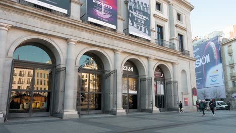 Der-Eingang-Und-Ticketschalter-Des-Teatro-Real-An-Der-Plaza-Isabel-II-Und-Gegenüber-Dem-Königspalast-Ist-Spaniens-Führende-Institution-Für-Darstellende-Und-Musikalische-Künste.