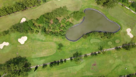 Luftaufnahme-Eines-Wasserhindernisses-Auf-Dem-Golfplatz-Mit-Einer-Drohne