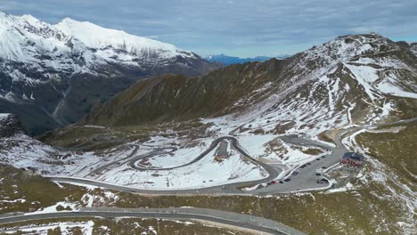 Carretera-Alpina-De-Grossglockner-Y-Paso-De-Montaña-Sinuoso-Y-Nevado-En-Los-Alpes-De-Austria---Antena-4k