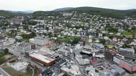 Harstad,-Panorama-Del-Paisaje-Urbano-De-Noruega,-Vista-Aérea-De-Edificios,-Calles-Y-Puerto