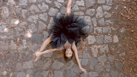 Bailarina-De-Ballet-Caucásica-Rubia-Con-Tutú-Negro-Moviéndose-En-El-Suelo