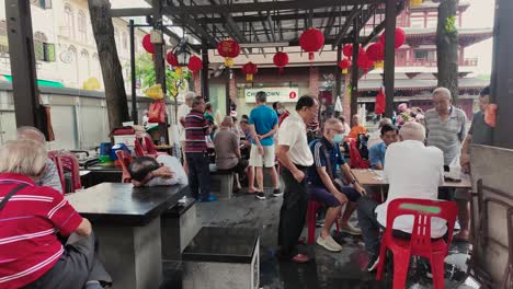 Eine-Gruppe-älterer-Männer-Spielt-Brettspiele-In-Chinatown-Von-Singapur