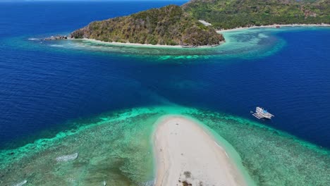 Drohnenaufnahmen-Von-Tropischen-Inseln-Mit-Einem-Boot-In-Der-Nähe-Von-Palawan-Auf-Den-Philippinen