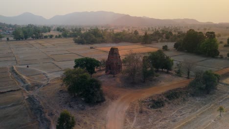 Prasat-Pros-during-golden-hour