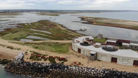 Luftaufnahme-Des-Artillerieforts-Hurst-Castle-Mit-Leuchtturm-Im-Hintergrund