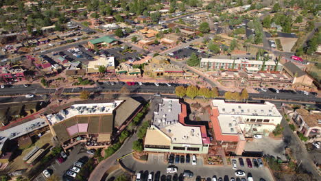 Vista-Aérea-De-La-Zona-Alta-De-Sedona,-Zona-Central-Con-Tiendas-Y-Restaurantes,-Arizona,-EE.UU.,-Disparo-De-Drone