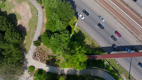 Estacione-Con-Tráfico-En-La-Autopista-Y-El-Hotel-Hyatt-Centric-En-El-área-Suburbana-De-La-Ciudad-De-Atlanta