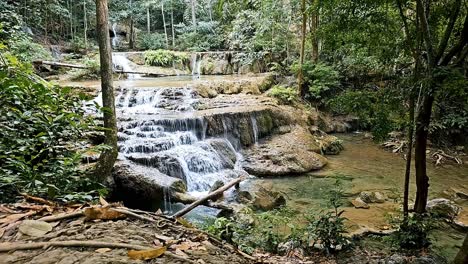 Tranquila-Cascada-En-El-Parque-Nacional-De-Erawan,-Kanchanaburi-Con-Exuberante-Vegetación-Y-Sereno-Flujo-De-Agua