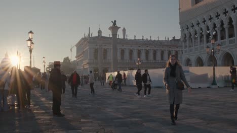 La-Hora-Dorada-Del-Amanecer-En-La-Icónica-Plaza-De-Venecia