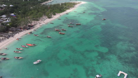 Vista-Aérea-De-Los-Barcos-De-Pesca-En-La-Costa-Del-Mar-Tropical-Con-Playa-De-Arena.