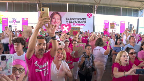 Pueblo-Mexicano-Animando-A-La-Candidata-Presidencial-Xóchitl-Gálvez-En-Un-Mitin-En-Cancún-Quintana-Roo,-Todos-Vestidos-De-Rosa