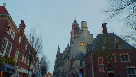 Capilla-Catedral-Tradicional-De-Estilo-Holandés-Europeo-Y-Casas-Con-Edificios-Arquitectónicos-En-Países-Bajos-Y-Diseño-Artístico-Auténtico,-Recorrido-Turístico-Al-Atardecer