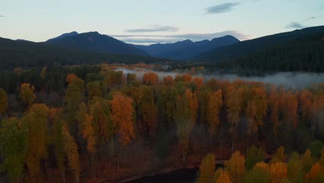 Viaje-Por-El-Río-A-Través-Del-Vibrante-Bosque-Otoñal-Y-La-Niebla-Matinal,-Noroeste-Del-Pacífico,-Washington