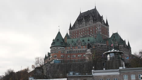 Mirando-Hacia-El-Histórico-Fairmont-Le-Chateau-Frontenac-Contra-Un-Cielo-Nublado